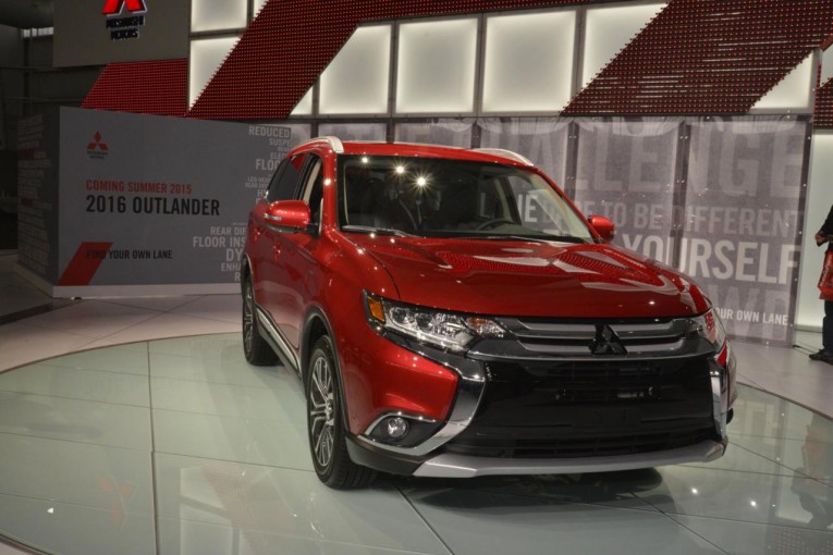 2016 Mitsubishi Outlander live in New York 01