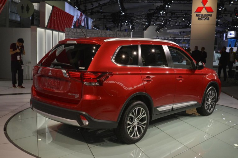 2016 Mitsubishi Outlander live in New York 02