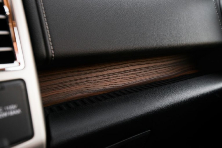 2015-ford-f-150-lariat-27-ecoboost-interior-wood-panel