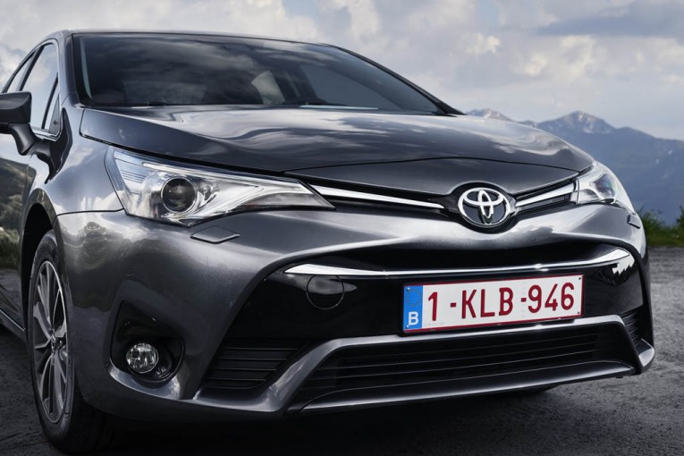 2015-Toyota-Avensis-35