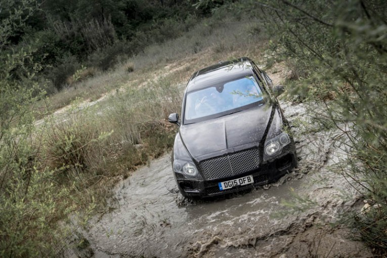 2017-bentley-bentayga-prototype-top-view-in-water