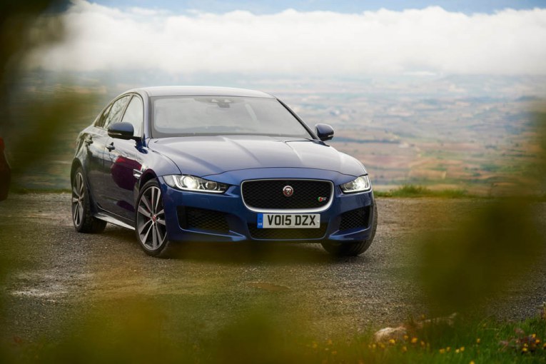 2017-jaguar-xe-s-front-end