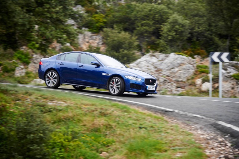 2017-jaguar-xe-s-side-in-motion