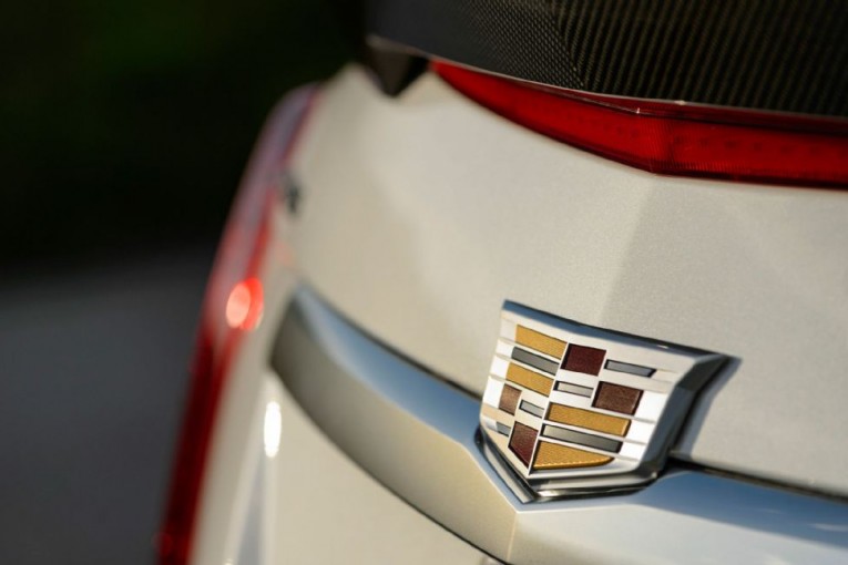 2016-cadillac-cts-v-badge-02