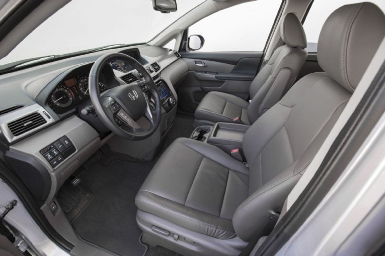 2016-honda-odyssey-cabin-03