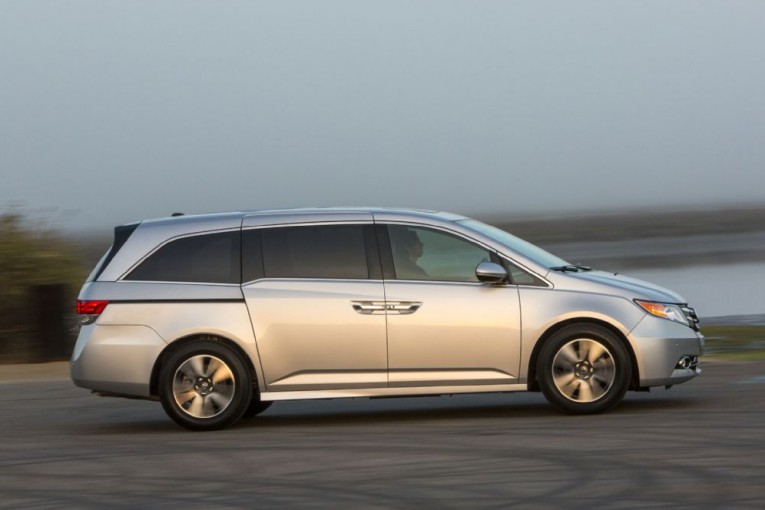 2016-honda-odyssey-side-profile-in-motion-02