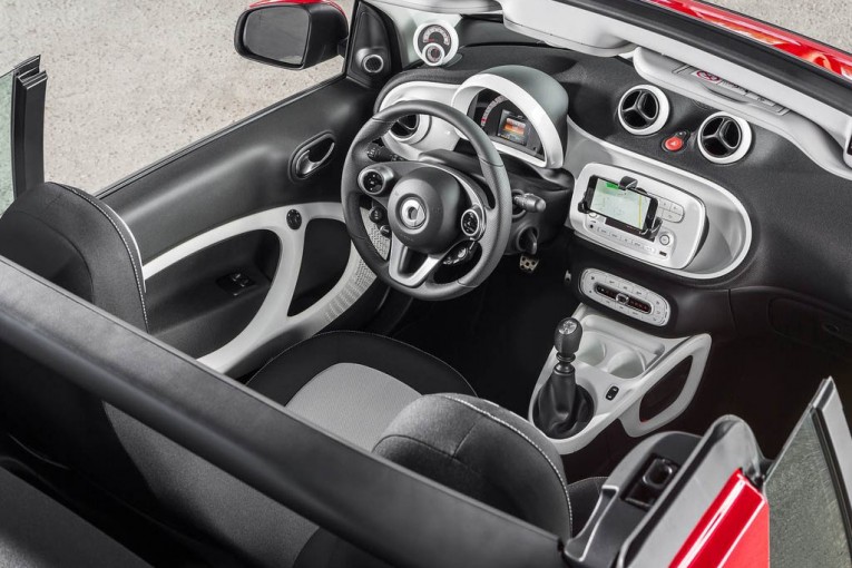 Smart-fortwo_Cabrio_2016_13