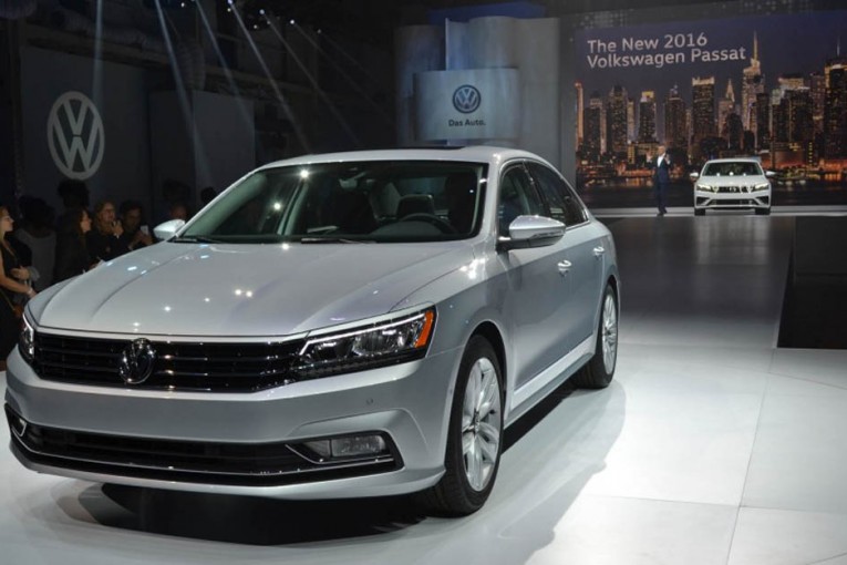 2016-Volkswagen-Passat-Show-1031