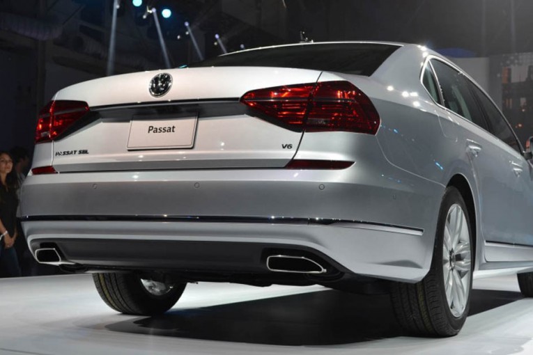 2016-Volkswagen-Passat-Show-1111