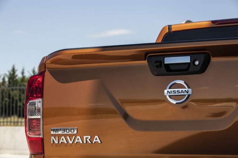 nissan-np300-navara-debuts-3