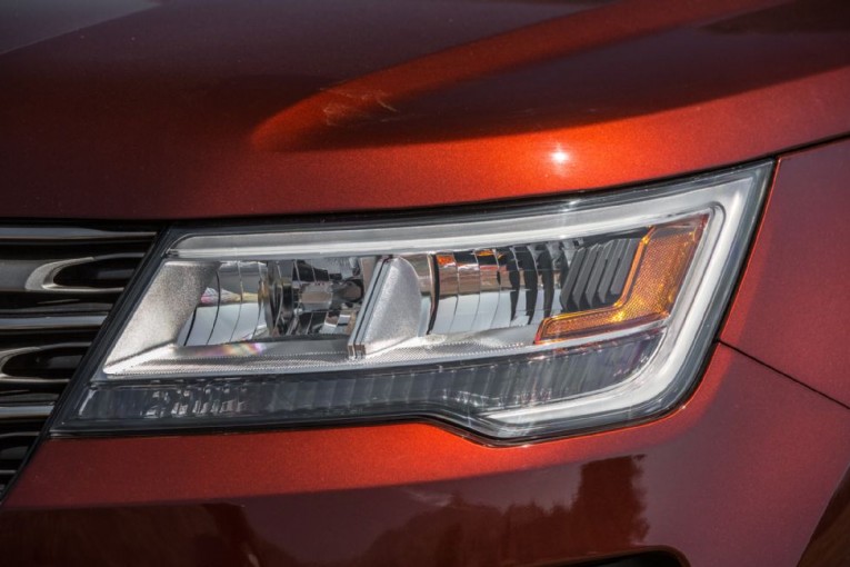 2016-ford-explorer-limited-ecoboost-headlamp