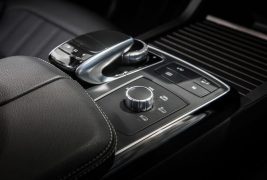 2017-Mercedes-Benz-GLS550-4Matic-center-console