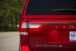 2016-Lincoln-Navigator-L-119-876x535