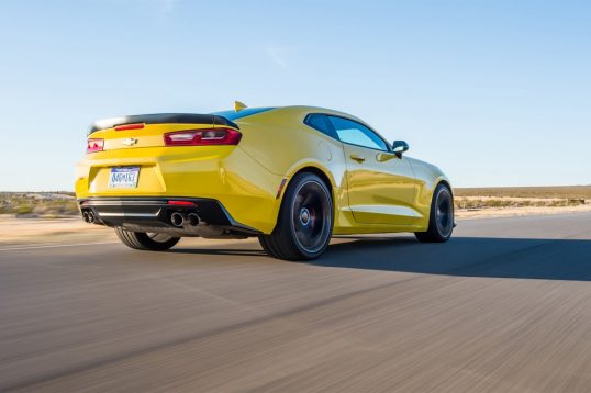 2017-chevrolet-camaro-ss-1le-rear-three-quarter-in-motion-01