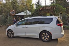 2017-chrysler-pacifica-hybrid-rear-side