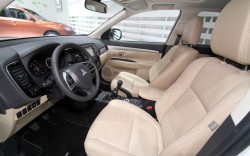 mitsubishi outlander front interior 250x156