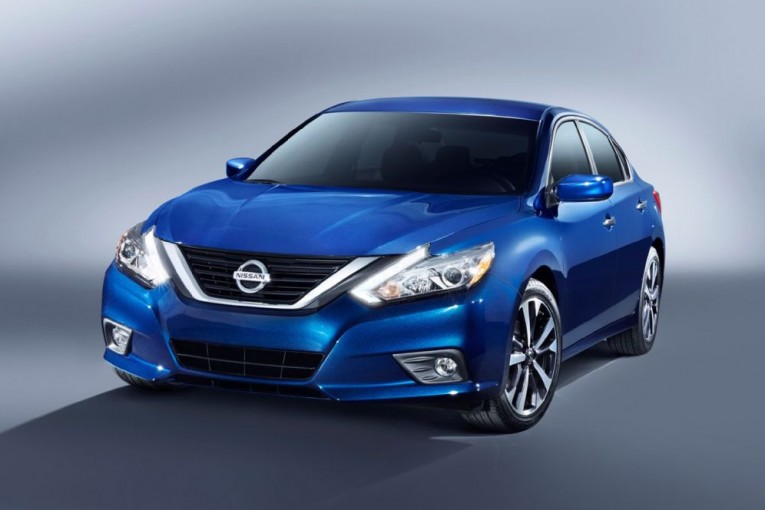 2016-nissan-altima-sr-front-three-quarter