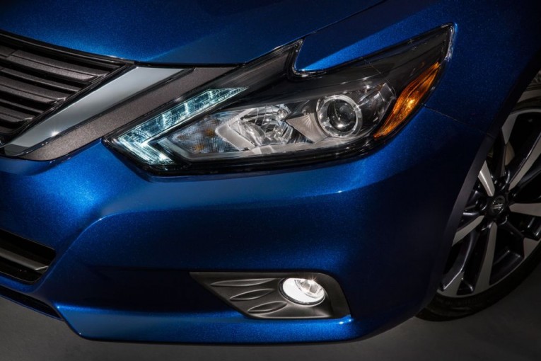 2016-nissan-altima-sr-headlight