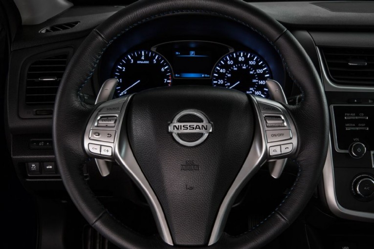 2016-nissan-altima-sr-interior-gauges