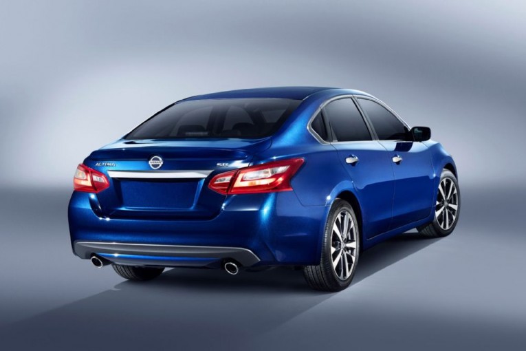 2016-nissan-altima-sr-rear-three-quarter