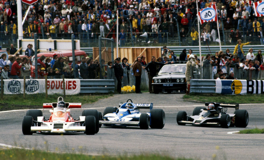 Africa gp 1977. Андретти 1977. Формула 1 1977 команды. Марио Андретти авария. Зандфорт 1976.