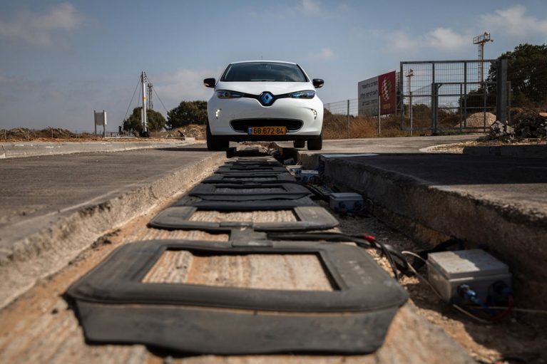 جاده‌ها چگونه خودروهای الکتریکی را شارژ می‌کنند؟