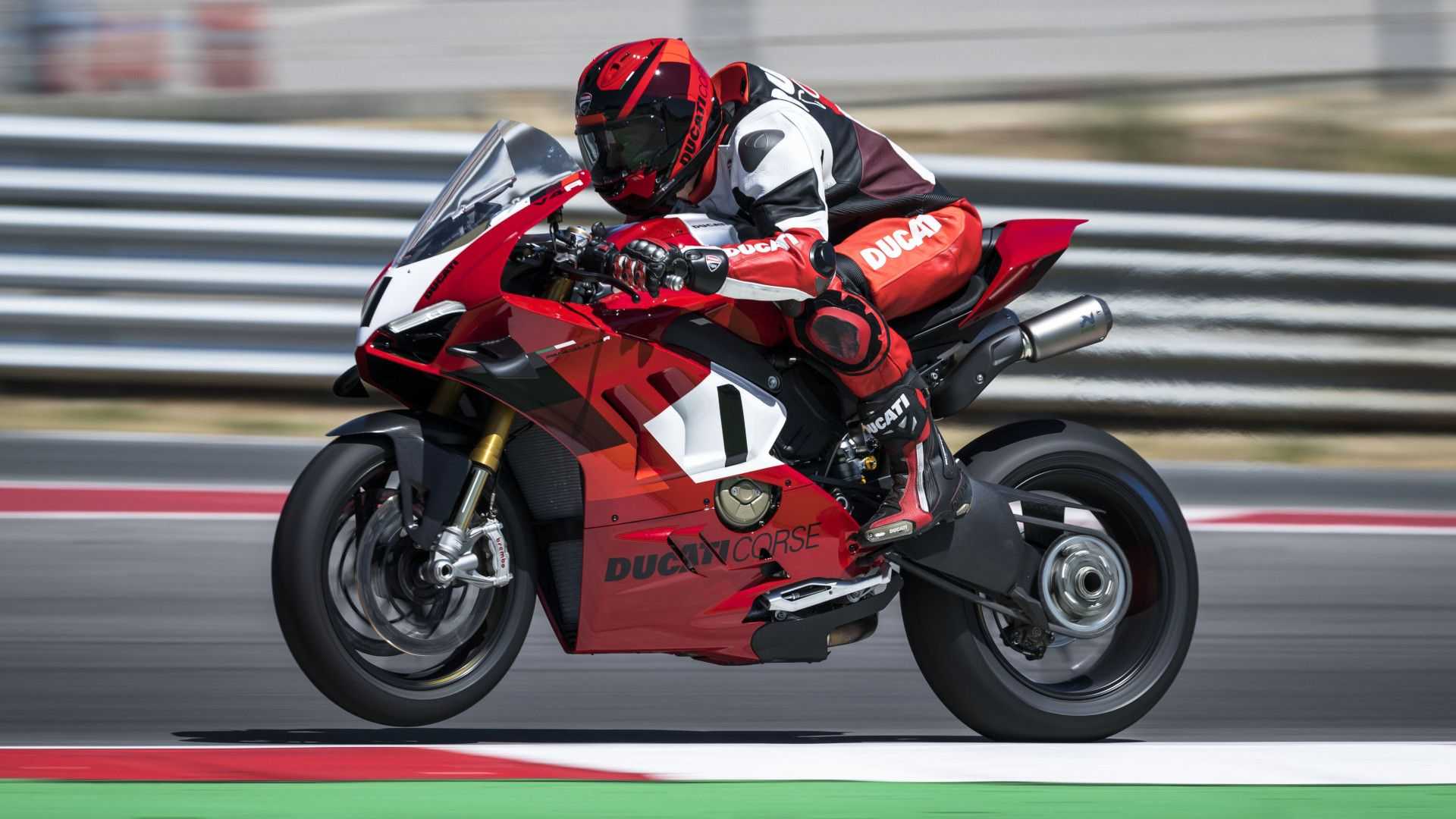 2023-ducati-panigale-v4-r-on-track-27.jp