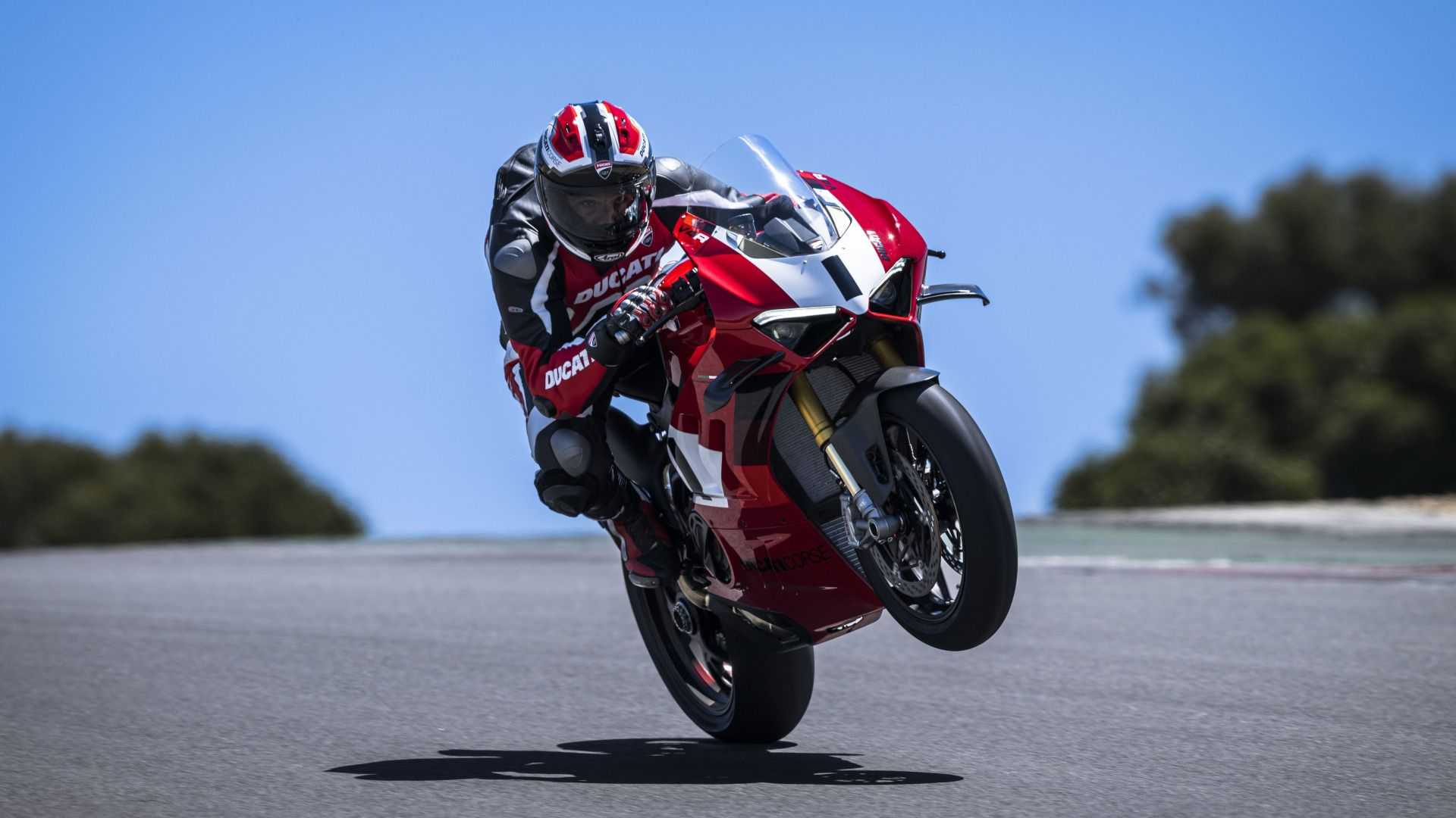 2023-ducati-panigale-v4-r-on-track-29.jp