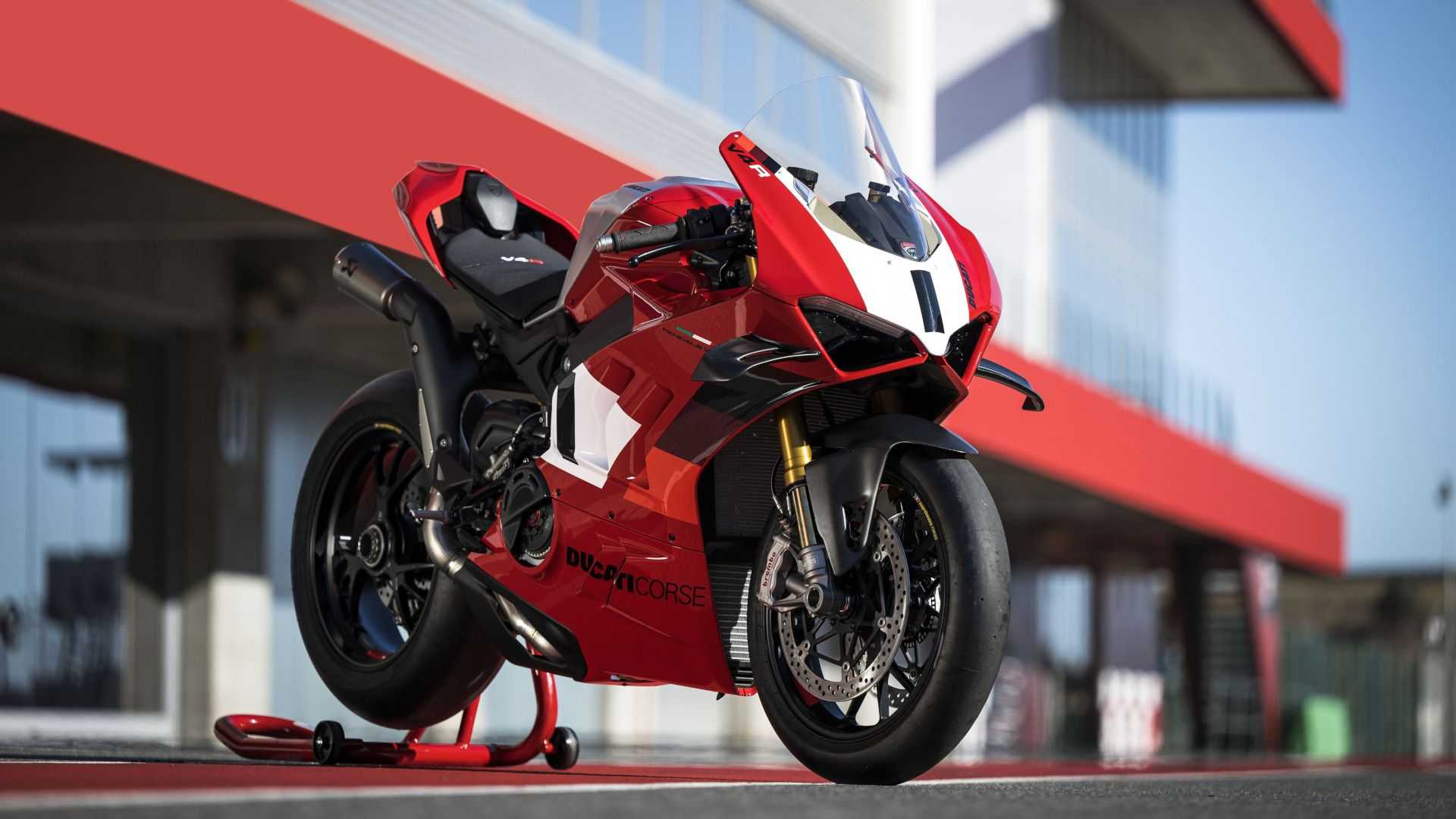 2023-ducati-panigale-v4-r-on-track-31.jp