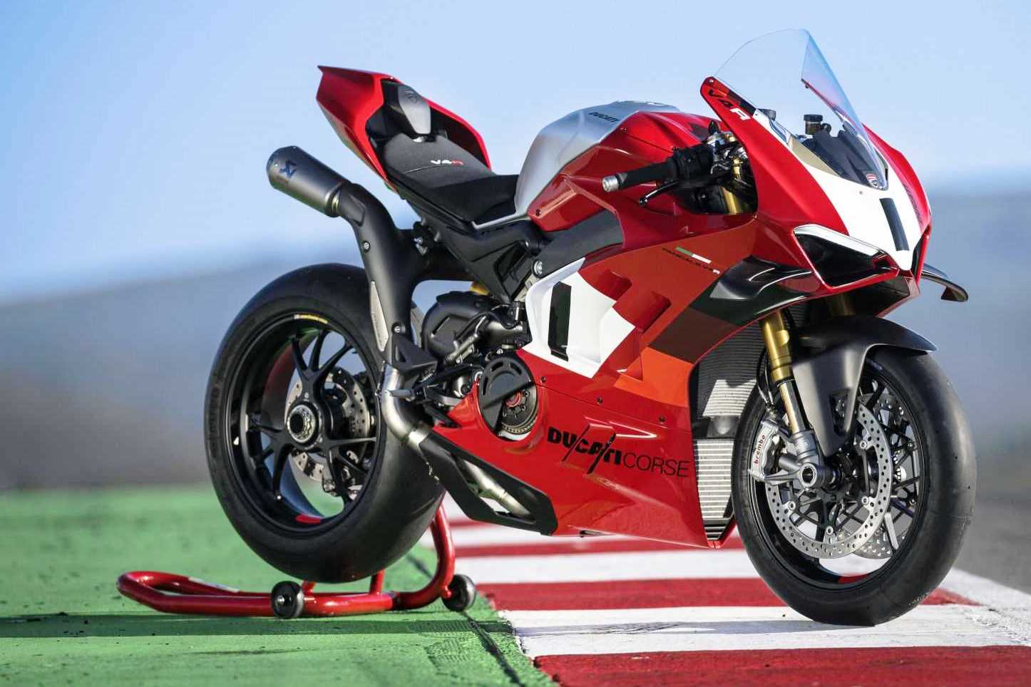 2023-ducati-panigale-v4-r-on-track-43.jp