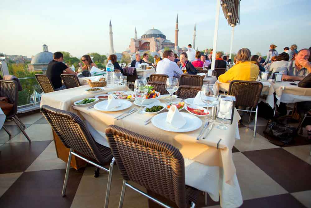 Кафе стамбул. Стамбул ресторан Босфор. Ресторан Sultanahmet Ottoman Fish Terrace House Стамбул. Турецкий завтрак Seven Hills. Турция Стамбул видовой ресторан.