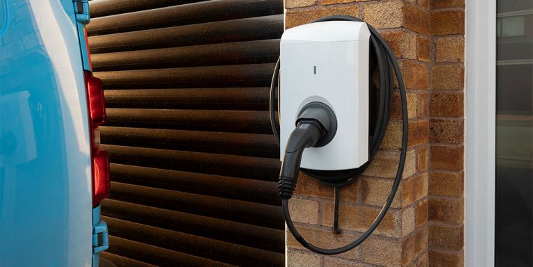 شارژ خودروی برقی در خانه